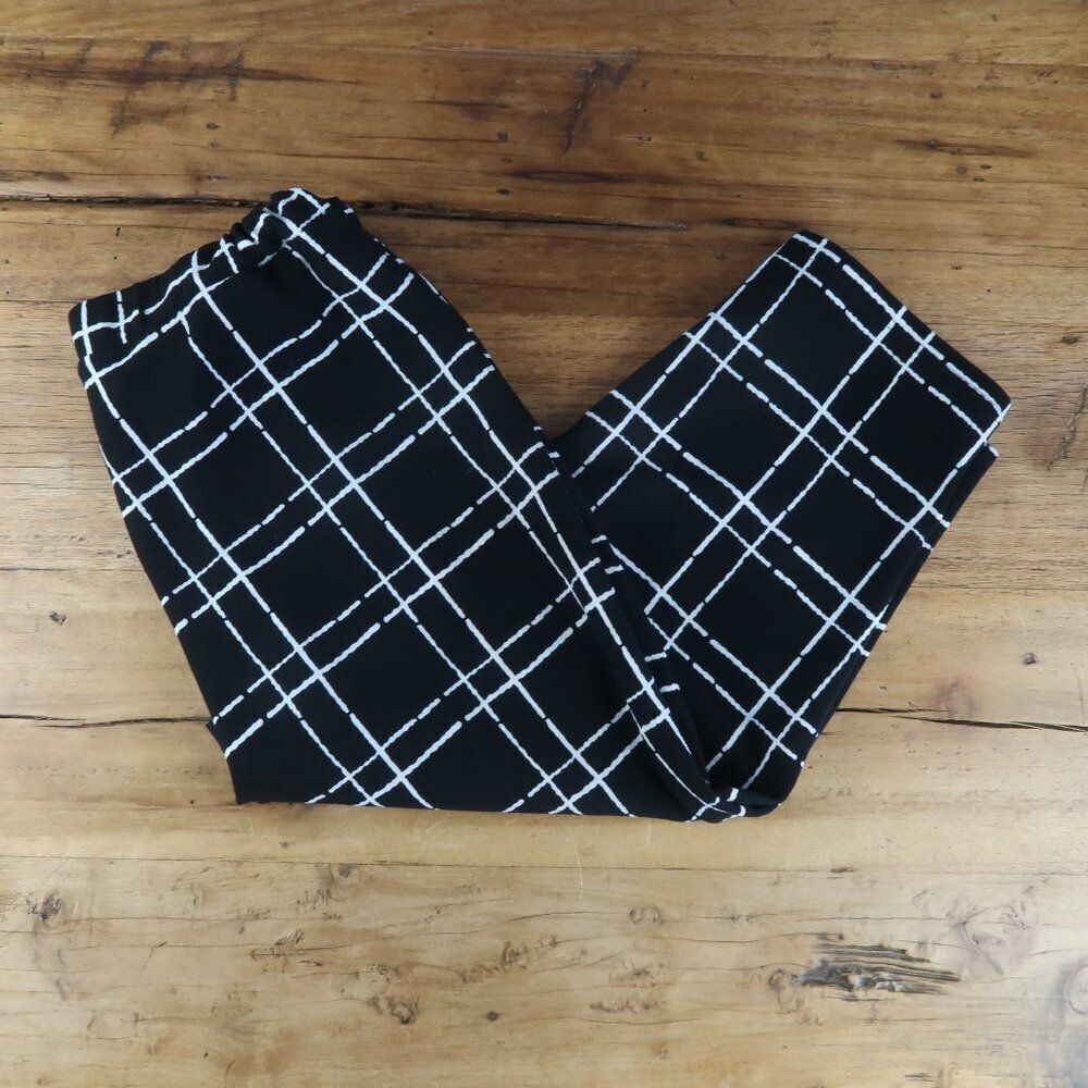 SHEIN CURVE BLACK & WHITE PLAID ELASTIC WAIST PULL ON CAPRI PANTS SIZE 1X